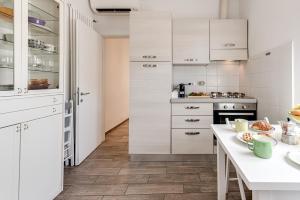 A kitchen or kitchenette at Serenity - Sweet Dreams in Florence
