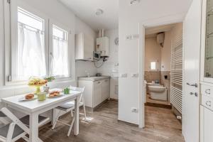 A kitchen or kitchenette at Serenity - Sweet Dreams in Florence