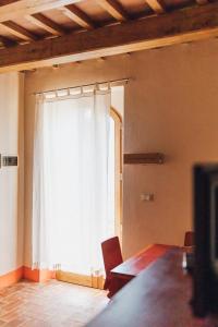TV a/nebo společenská místnost v ubytování Podere Biricocolo - Il Cortile