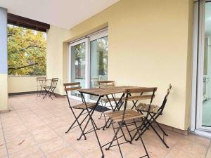 a table and chairs on a patio with windows at LAP101 - Große Moderne Monteurwohnung Übergangswohnung in Lappersdorf