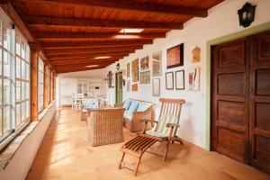 un couloir avec des chaises et des tables dans une maison dans l'établissement Finca Arce Live Canarias, à Tacoronte