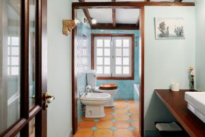 une salle de bain avec toilettes et fenêtre dans l'établissement Finca Arce Live Canarias, à Tacoronte 36 autres photos