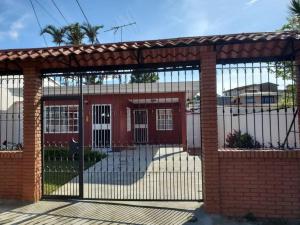 迦太基Sergio's House的砖砌建筑中的金属门