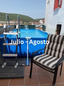 Bazén v ubytování Cómodo hogar en Cistierna nebo v jeho okolí