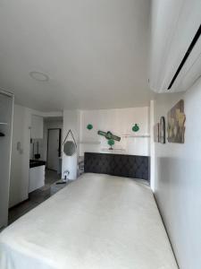 ベレンにあるSTUDIO 306 | WIFI 600MB | RESIDENCIAL JC, um lugar para ficar.の白い部屋にあるベッドのある寝室