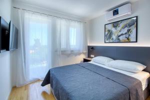 Postel nebo postele na pokoji v ubytování House Breeze - Premantura, 4 bedroom house with pool, jacuzzi, sauna and gaming room + 56 fotografií