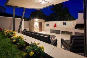 Patio nebo venkovní prostory v ubytování House Breeze - Premantura, 4 bedroom house with pool, jacuzzi, sauna and gaming room