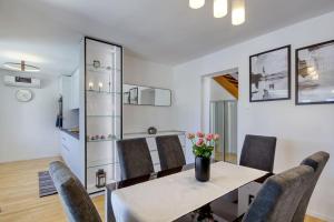 TV a/nebo společenská místnost v ubytování House Breeze - Premantura, 4 bedroom house with pool, jacuzzi, sauna and gaming room