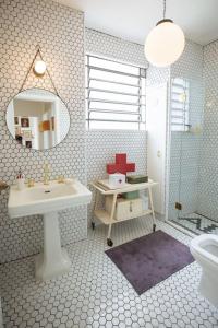 une salle de bain avec un lavabo et un miroir et des toilettes dans l'établissement Extravagance in heart of SP, à São Paulo 15 autres photos