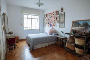 une chambre avec un lit et une fenêtre dans l'établissement Extravagance in heart of SP, à São Paulo