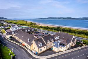 una vista aerea di una casa vicino a una spiaggia di The Harbour Inn a Buncrana