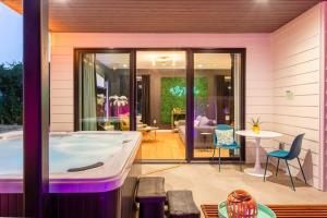 Φωτογραφία από το άλμπουμ του Hot Tub Time Machine - Clubhouse - DT 6 Min Drive στο Ώστιν