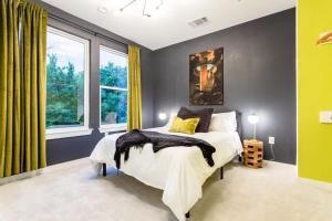 Postel nebo postele na pokoji v ubytování Massive 10BR Compound - 6 Min to Downtown Austin