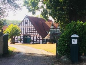 テクレンブルクにあるDRIEHOF - LandGut & Residenz Hofapartment - Apt 10の看板が前に建つ大きな白黒の建物