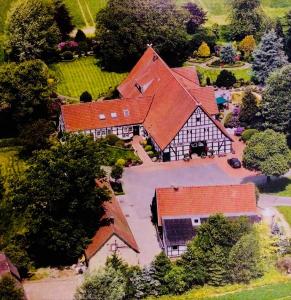 テクレンブルクにあるDRIEHOF - LandGut & Residenz Hofapartment - Apt 10の赤い屋根の大家の空中