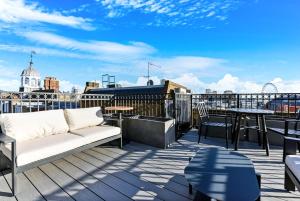 un patio con sofá y mesas en el techo en The Z Hotel Covent Garden, en Londres