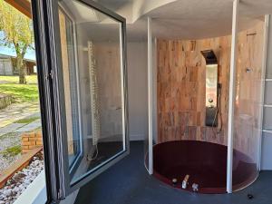 Cette chambre dispose d'une douche avec des parois en verre. dans l'établissement Magnifique Villa privative avec Piscine et Spa pour 15 personnes, à La Tessoualle 59 autres photos