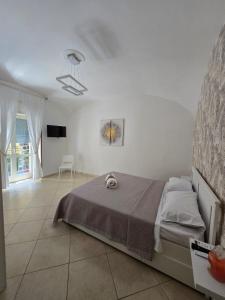 Postel nebo postele na pokoji v ubytování una notte a napoli