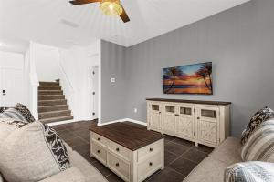 A seating area at Upstay Ultimate Orlando Retreat w Pool & Hot Tub Sleeps 16 Még 37 kép