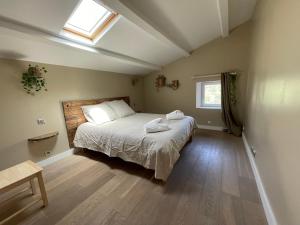 een slaapkamer met een bed met witte lakens en een raam bij maison Sainte Maxime VAR in Le Plan