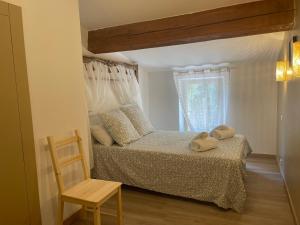 een slaapkamer met een bed, een stoel en een raam bij maison Sainte Maxime VAR in Le Plan +9 foto's