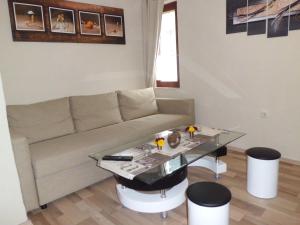 a living room with a couch and a table at Haus Marina Apartment Alpenrose mit Gratis Eintritt Alpentherme in Bad Hofgastein