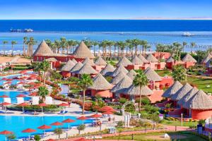 Pickalbatros Laguna Vista Aqua Park - 24 HRS All Inclusive内部或周边的泳池
