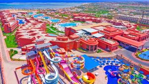 沙姆沙伊赫Pickalbatros Laguna Vista Aqua Park - 24 HRS All Inclusive的水上公园的空中景观,设有滑梯和游乐设施