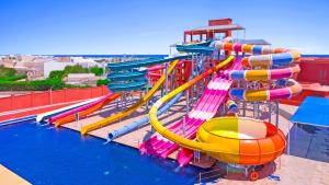 Pickalbatros Laguna Vista Aqua Park - 24 HRS All Inclusive内部或周边的泳池