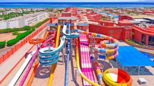 Pickalbatros Laguna Vista Aqua Park - 24 HRS All Inclusive内部或周边的泳池