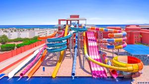Pickalbatros Laguna Vista Aqua Park - 24 HRS All Inclusive内部或周边的泳池