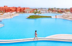 Pickalbatros Laguna Vista Aqua Park - 24 HRS All Inclusive内部或周边的泳池