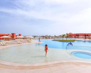 Pickalbatros Laguna Vista Aqua Park - 24 HRS All Inclusive内部或周边的泳池