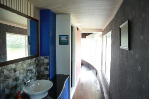 Koupelna v ubytování Marari houseboat