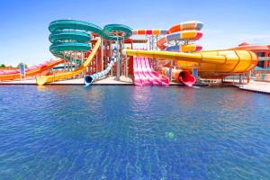 沙姆沙伊赫Pickalbatros Laguna Vista Aqua Park - 24 HRS All Inclusive的水上公园,水上滑梯