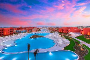 沙姆沙伊赫Pickalbatros Laguna Vista Aqua Park - 24 HRS All Inclusive的享有带遮阳伞的度假村游泳池的空中景致 更多37张照片