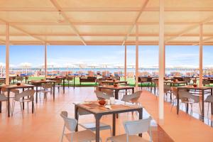 Pickalbatros Laguna Vista Aqua Park - 24 HRS All Inclusive餐厅或其他用餐的地方