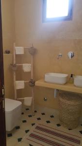 Bathroom sa Gîte ferme avec piscine privée