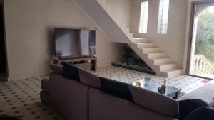 TV at/o entertainment center sa Gîte ferme avec piscine privée