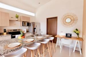 Eldhús eða eldhúskrókur á Modern 2BR Condo - minutes from Jaco Beach - PRIME location