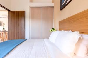 Rúm í herbergi á Modern 2BR Condo - minutes from Jaco Beach - PRIME location