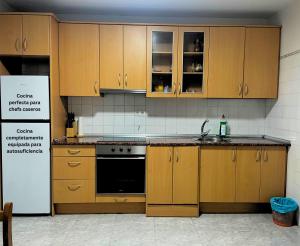 Kuchyň nebo kuchyňský kout v ubytování Cómodo hogar en Cistierna