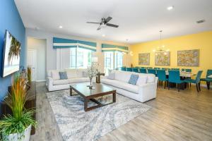 Posezení v ubytování Sleeps 26 - with Private Pool Hot Tub Games & Cinema