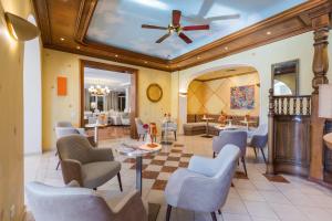 a living room with chairs and a ceiling fan at Suite Appartement 713 in Ascona