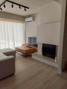 Μια τηλεόραση ή/και κέντρο ψυχαγωγίας στο Stones villa corfu