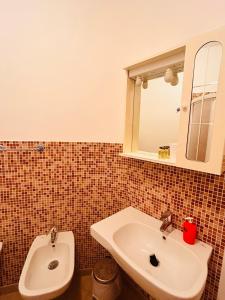 un bagno con lavandino e WC di affittacamere nuova Vandiris a Manarola Altre 8 foto