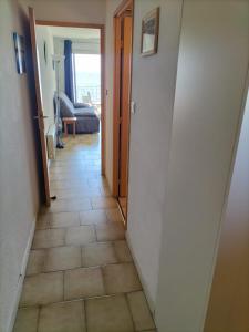 a hallway with a tile floor in a house at Carnon Cm in Carnon-Plage
