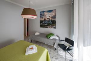 1 dormitorio con 1 cama, 1 mesa y 1 silla en Magenta Collection Fornaci, en Roma