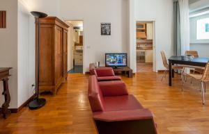 sala de estar con sofá, mesa y piano en Magenta Collection Fornaci, en Roma