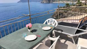 a table on a balcony with a view of the water at affittacamere nuova Vandiris in Manarola